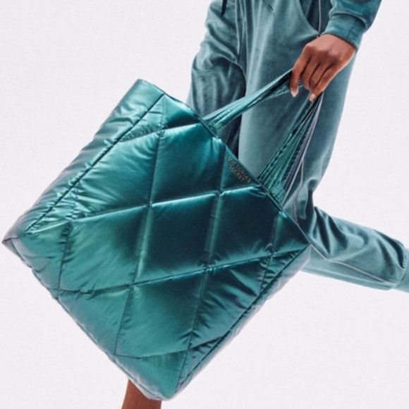 Victoria's Secret 2022 Holiday Emerald Green Large Quilted Puffer Tote - Picture 6 of 6
